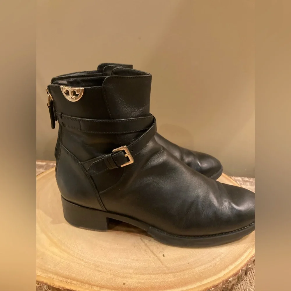 Tory Burch Sidney Booties Ankle‎ Boots Black Soft Leather Logo Sz 7.5